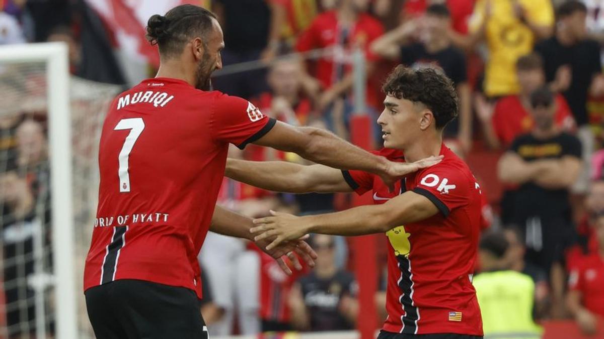 Muriqi celebra su gol ante el Atlético con Jan Virgili, que le dio la asistencia.