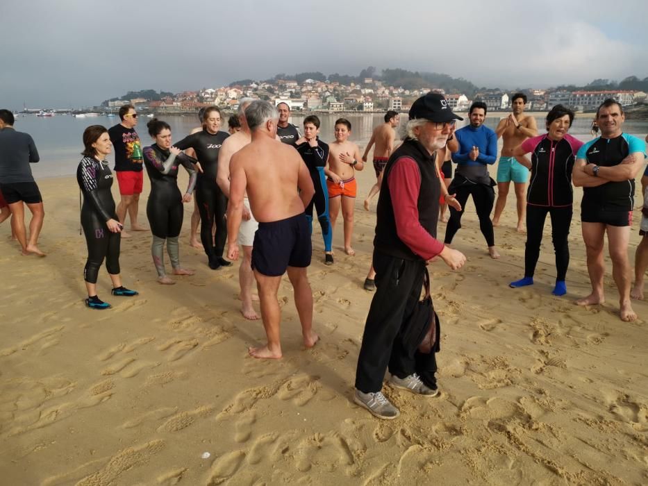 Unas 70 personas se lanzan al mar en Vilariño para reclamar inversiones para la aldea