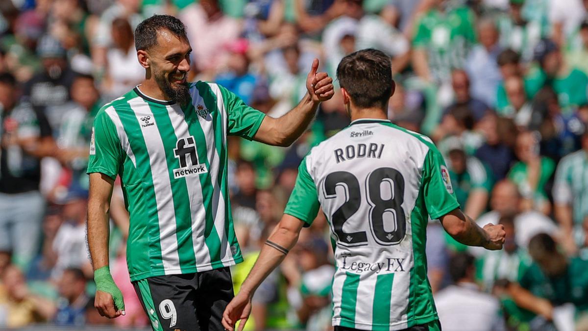 Borja Iglesias mantiene al Betis al acecho de los puestos de Champions.