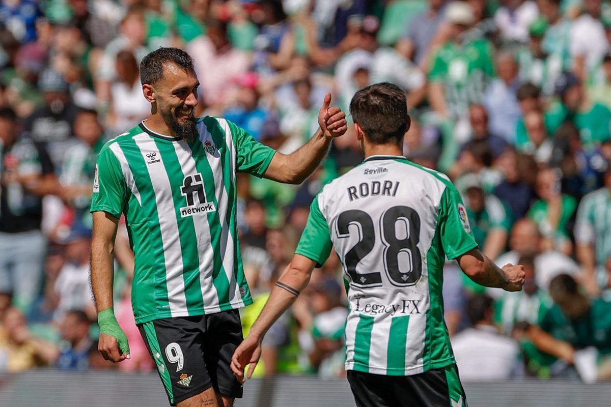 Borja Iglesias mantiene al Betis al acecho de los puestos de Champions.