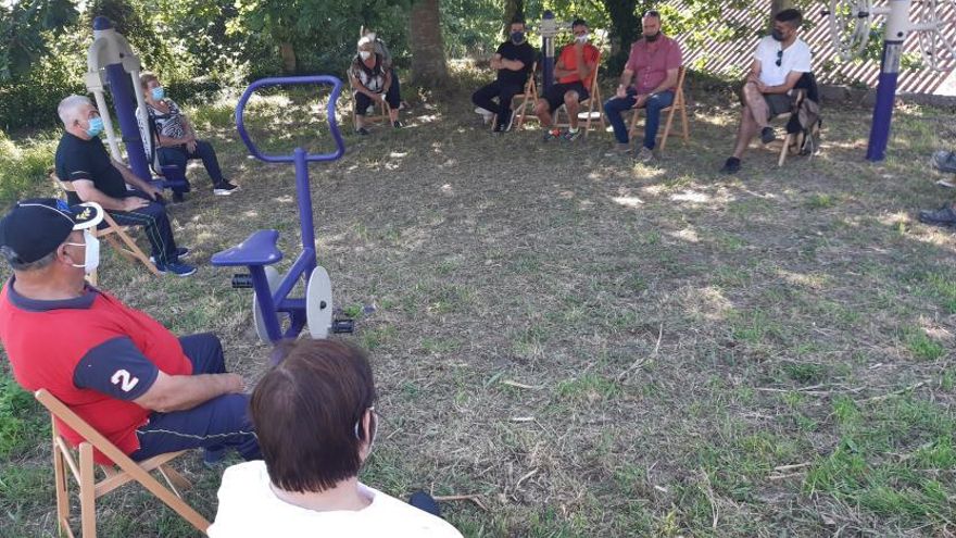 El gobierno compromete mobiliario y asfaltados a los vecinos de Sanamedio