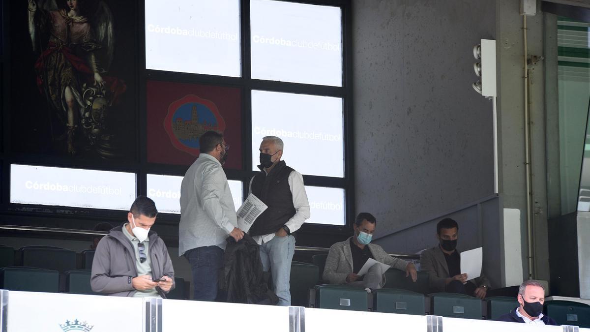 Miguel Valenzuela y Juanito, en el palco de El Arcángel durante el partido entre el Córdoba B y el Utrera, de Tercera División.