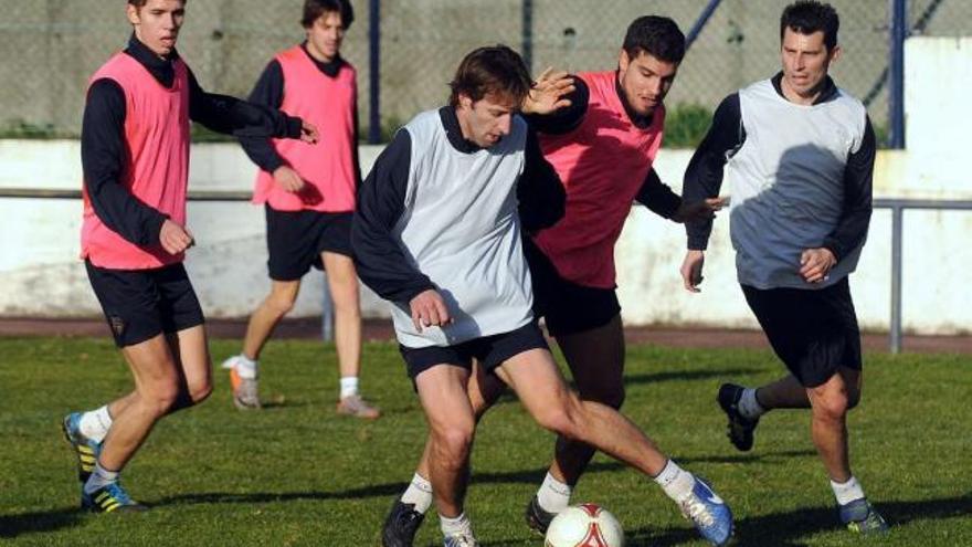 Santi Domínguez trata de llevarse el balón ante la presencia de Pablo González, Adrián Gómez y David Pérez. // Rafa Vázquez