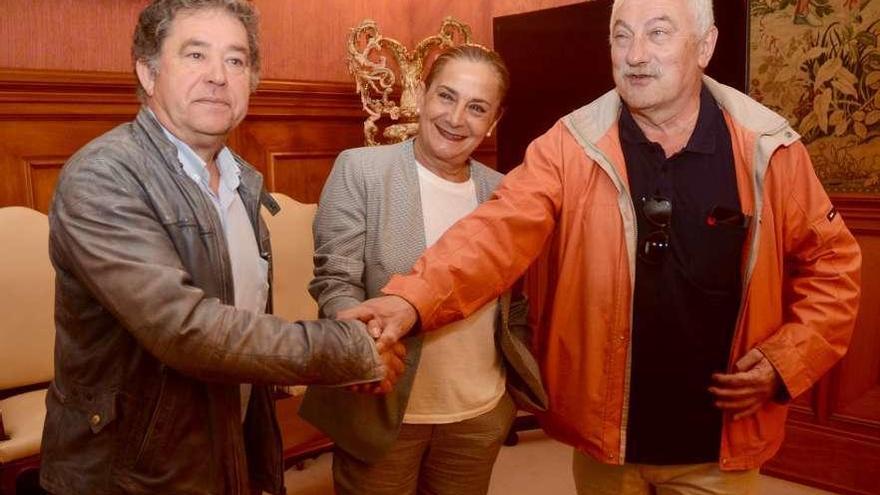 Lores, Carmela Silva y César Mosquera, ayer, tras la reunión del acuerdo de cooperación. // Rafa Vázquez