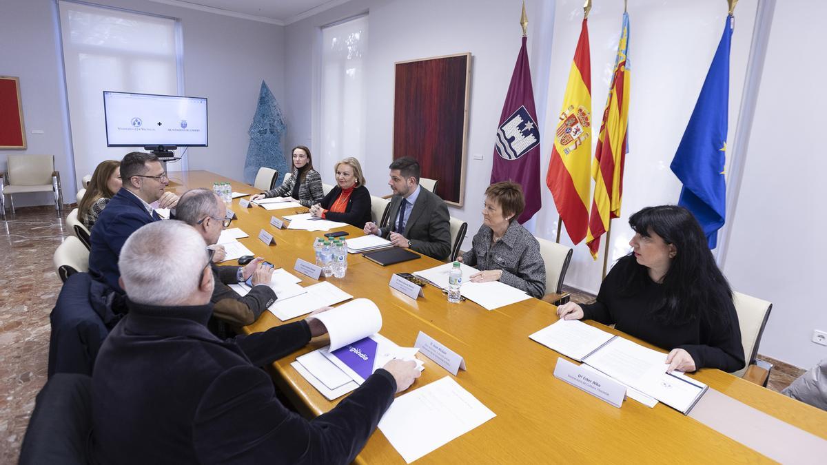 La reunión en el Ayuntamiento de Gandia para abordar los títulos de «microcredenciales».