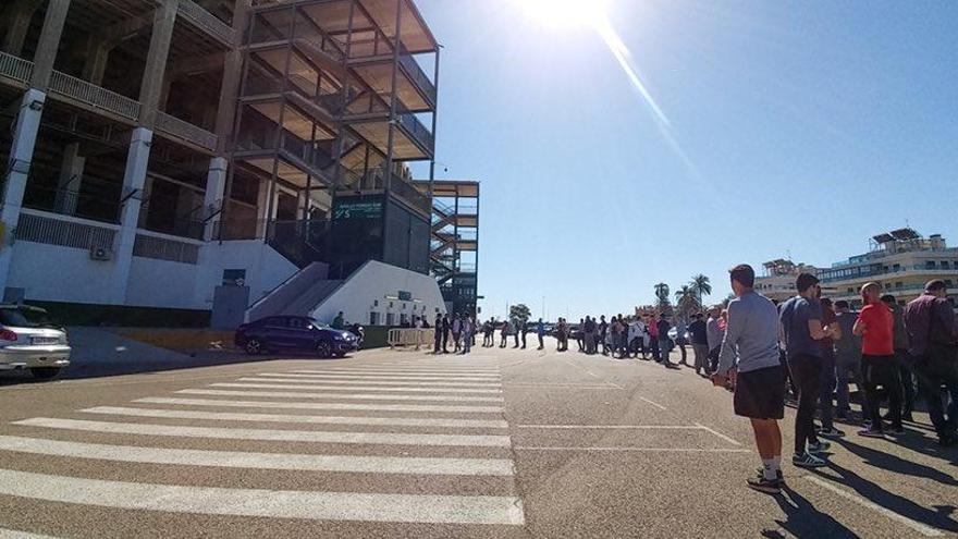 Aficionados franjiverde comprando entradas del Murcia-Elche en el Martínez Valero