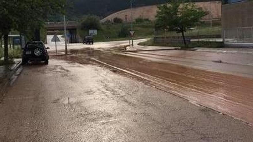 Les fortes pluges fan tallar més de dues hores l&#039;accés de la  C-16 cap a Cabrianes