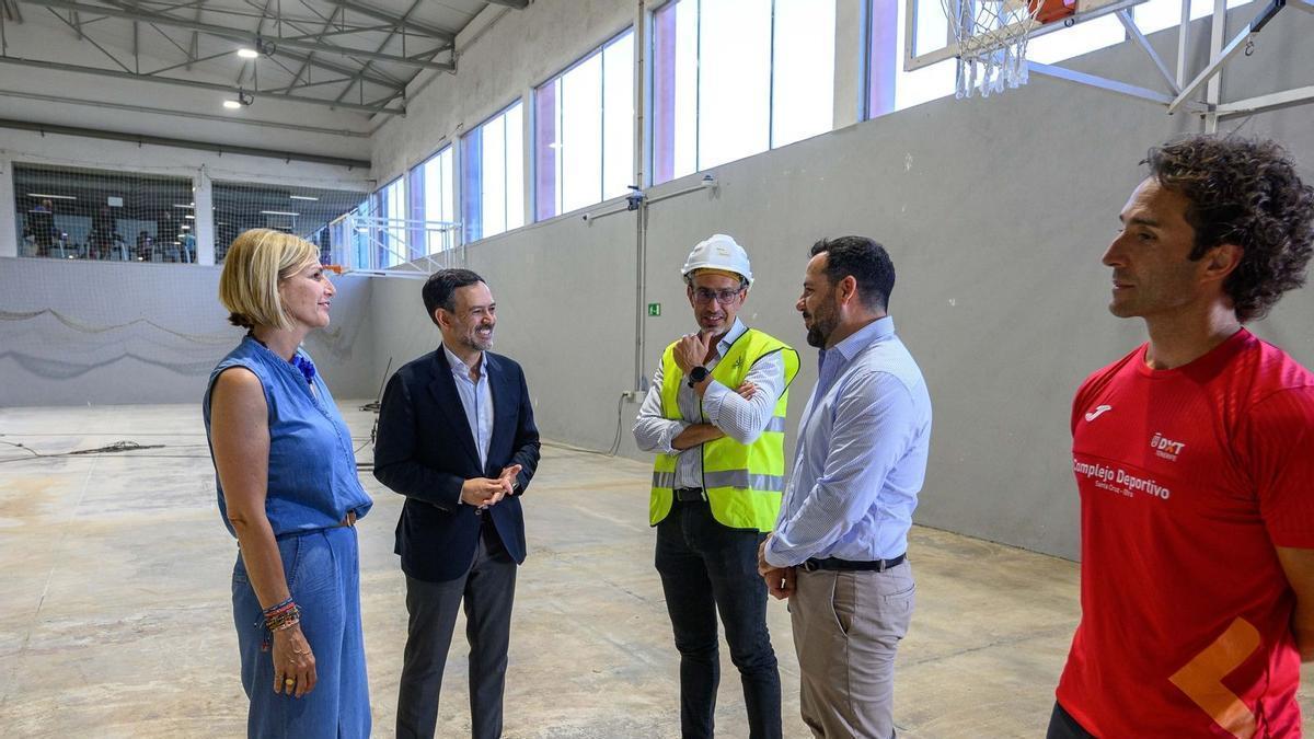 El vicepresidente del Cabildo, Lope Afonso, junto a la consejera de Deportes, Yolanda Moliné, visitan las obras del pabellón Sergio Rodríguez