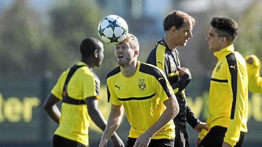 Marc Bartra, a la dreta, en l&#039;entrenament d&#039;ahir del Borussia Dortmund