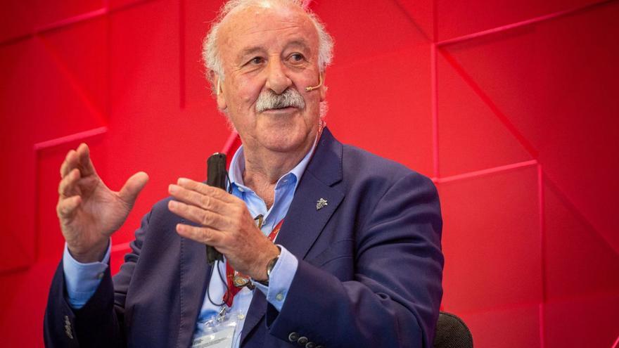 Vicente del Bosque, durante una mesa redonda. |  // RAQUEL MANZANARES