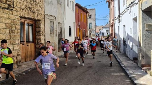 Carrera por las calles del pueblo. | SERVICIO ESPECIAL