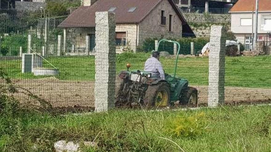 Un hombre trabajando sus tierras con un tractor. // FdV