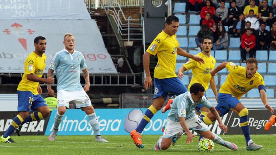 Fabián Orellana protege en el suelo el balón ante la presión de Dani Castellano y Alcaraz.