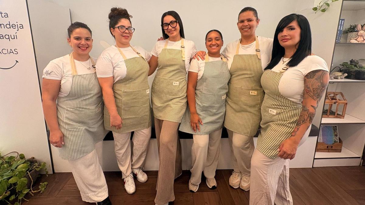 Equipo de Mol Café. De izquierda a derecha: Aída, Gabriela, Beatriz, Daniela, María y Priscila.