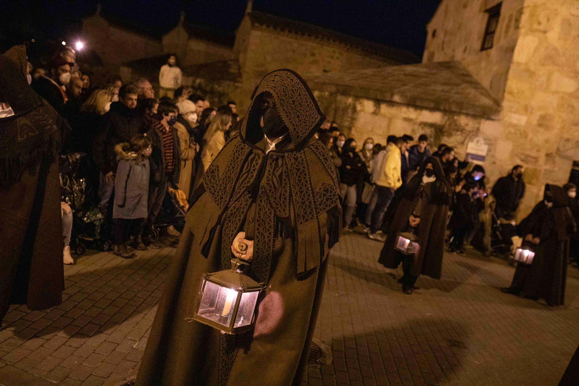 GALERÍA | La procesión de las Capas Pardas, en imágenes