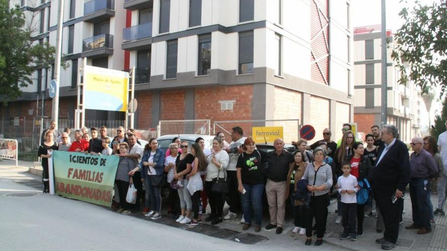 Los vecinos de San Fernando se manifestaron ayer a las siete menos cuarto para exigir la regeneración total del barrio.