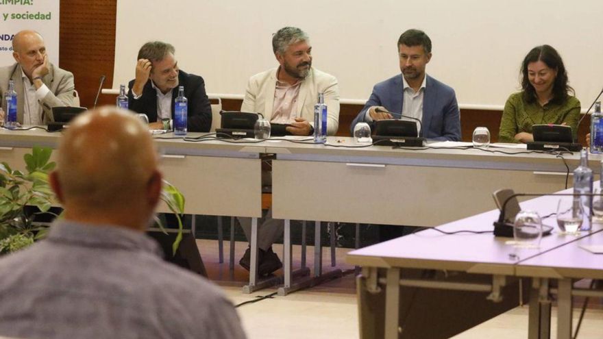 Los participantes en la mesa redonda sobre el Plan de Energía y Clima. | MARA VILLAMUZA