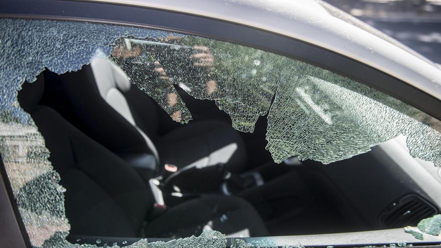 Destrozan las ventanillas de diez coches en la avenida de Cervantes de Cáceres