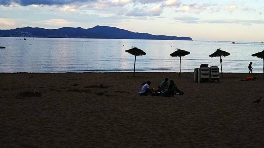 La platja de Riells, a l&#039;Escala, al capvespre