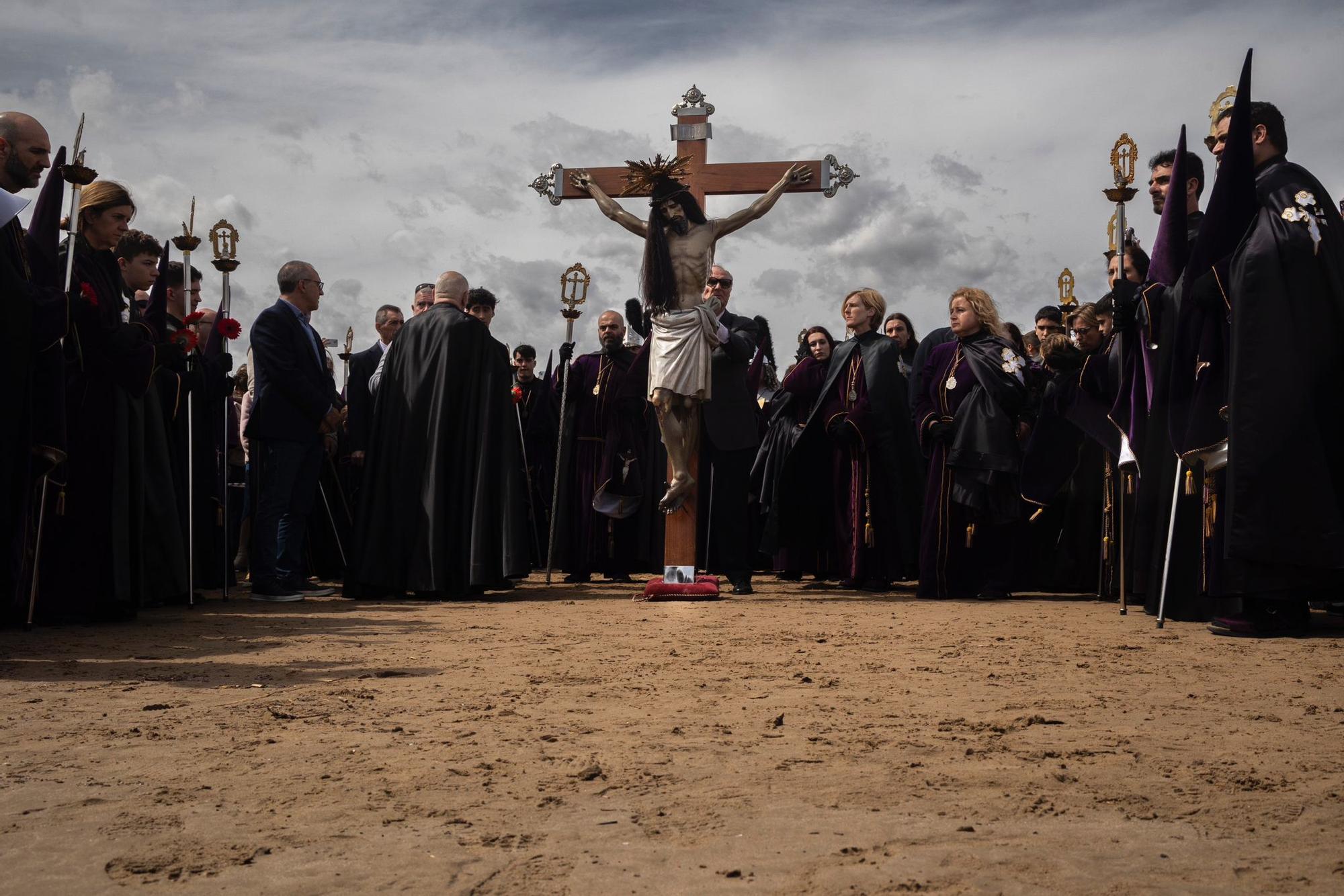 El Viernes Santo del Marítim amanece con el encuentro de los Cristos