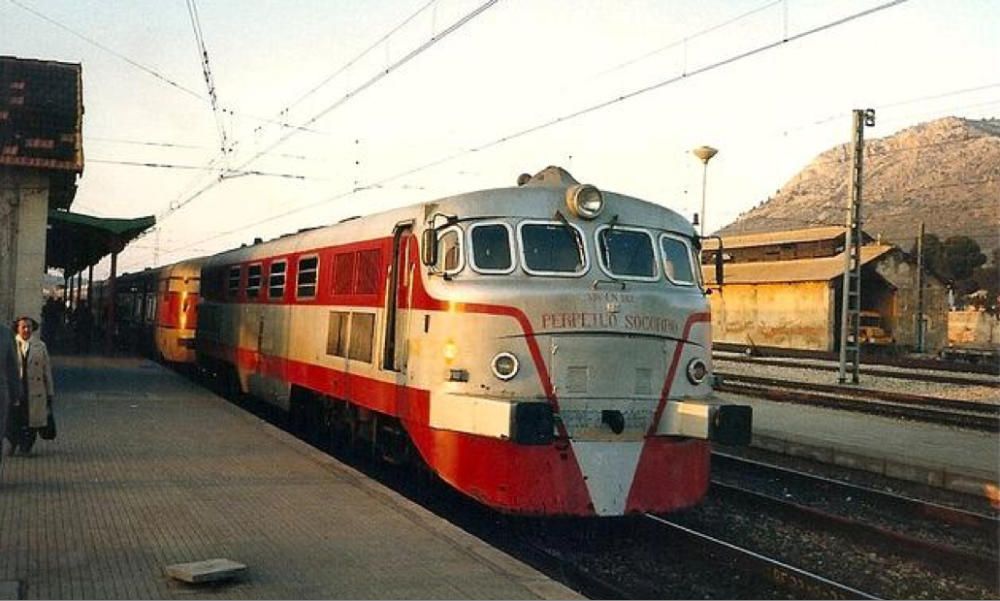 Foto de los años ochenta, con un Talgo saliendo de la estacion. A la derecha, al fondo, un viejo cocherón que fue posteriormente demolido.