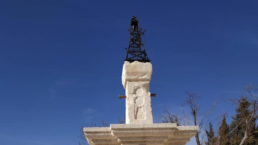 Xesco Castelló, delante de la Fuente de la plaza del Mercado de Beneixama