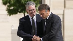 El primer ministro británico, Keir Starmer, saluda al presidente francés, Emmanuel Macron, este jueves en París.