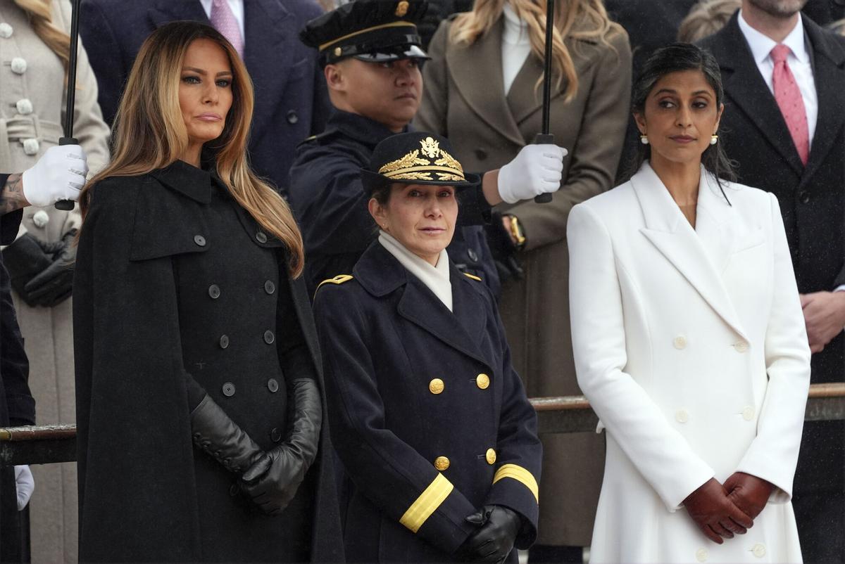 Melania Trump and Usha Vance arrive before President-elect Donald Trump participates in a wreath laying ceremony at Arlington National Cemetery, Sunday, Jan. 19, 2025, in Arlington, Va. (AP Photo/Evan Vucci) Associated Press / LaPresse Onluy italy and Spain. EDITORIAL USE ONLY/ONLY ITALY AND SPAIN