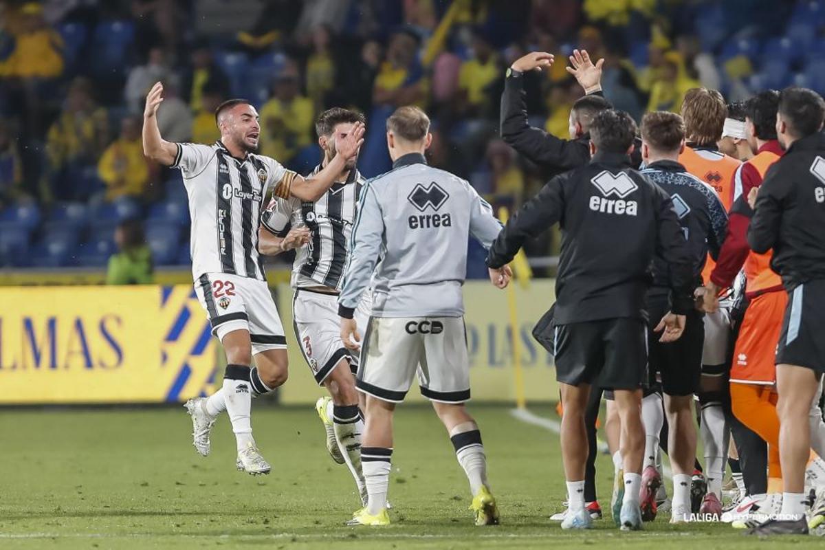 Los jugadores del Castellón celebran el empate contra Las Palmas.