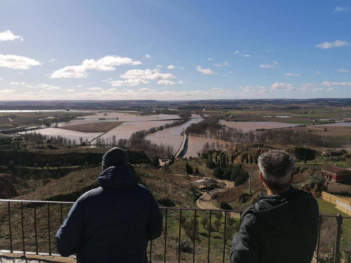 Panorámica del río Duero, desbordado, a su paso por Toro, visto desde el paseo del Espolón.