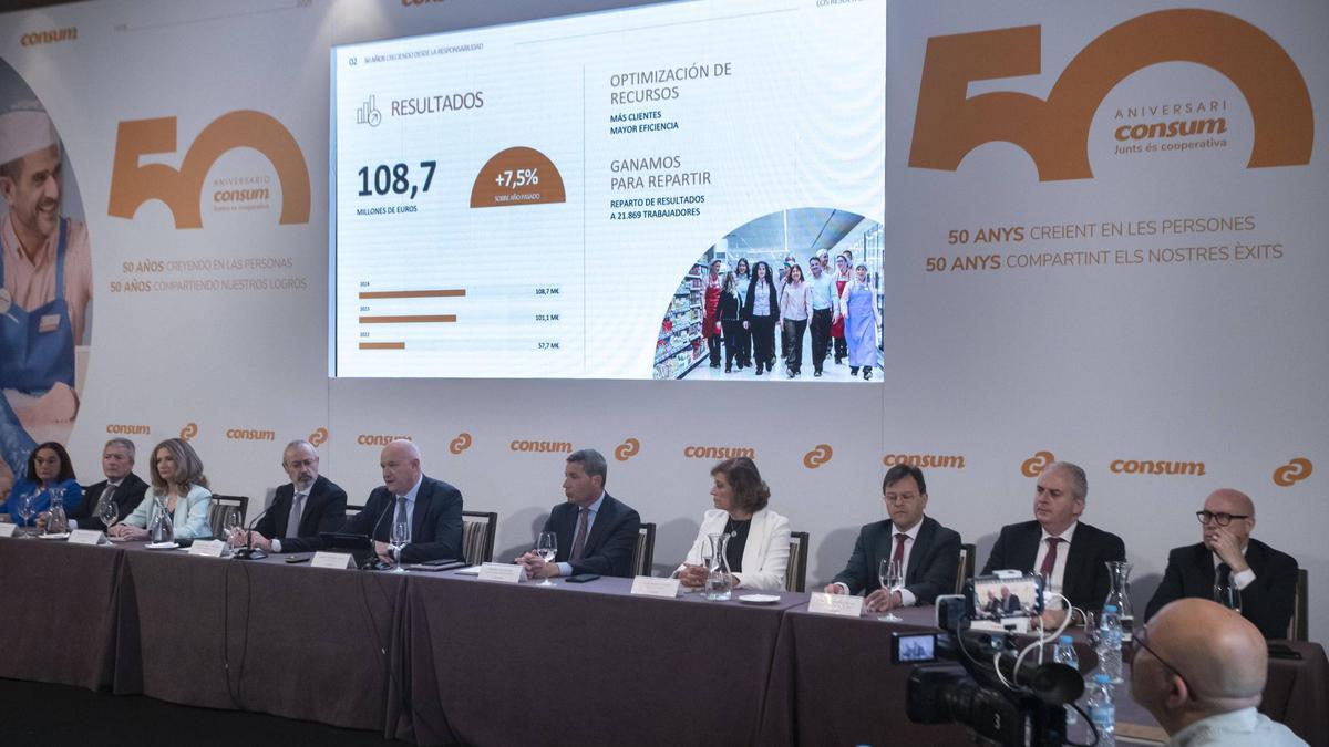 Antonio Rodríguez, director general de Consum, en el centro, en un momento de su intervención