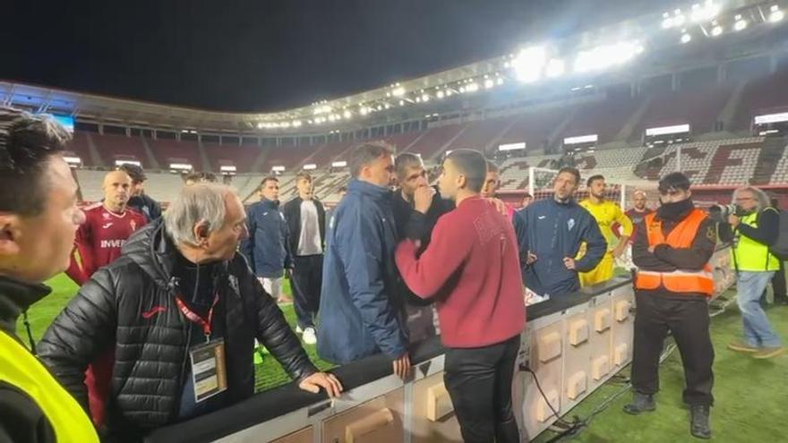 Pedro León y Saveljich charlan con un acicionado en un ambiente tenso por parte de la afición tras el empate ante el Marbella