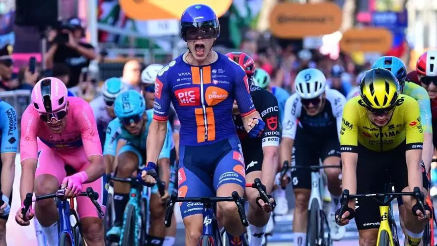 El neerlandés Van Uden se lleva al esprint la primera etapa italiana del Giro