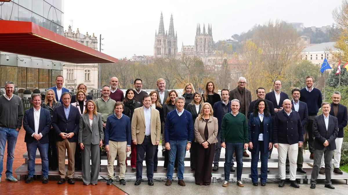 Foto de familia de los alcaldesa y dirigentes del PP, en Burgos.