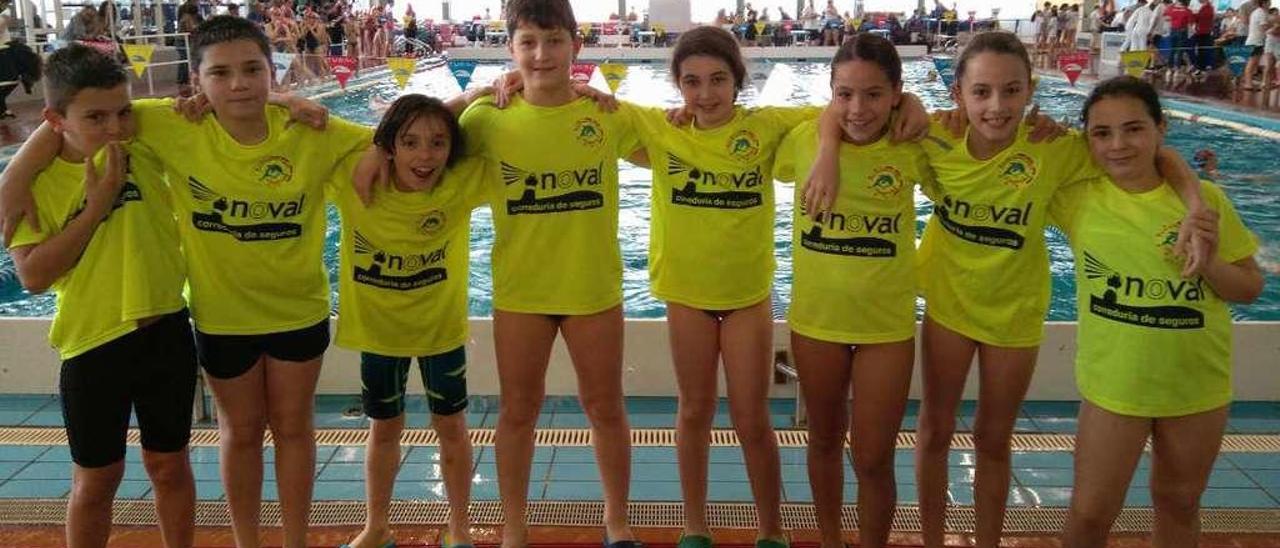 Representantes vilagarcianos en la prueba disputada en la piscina del Náutico de Vigo. // FDV