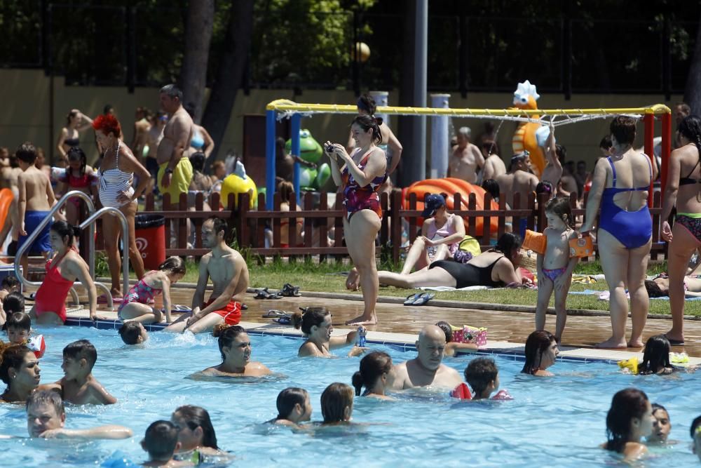 Decenas de personas que bañan en las piscinas.