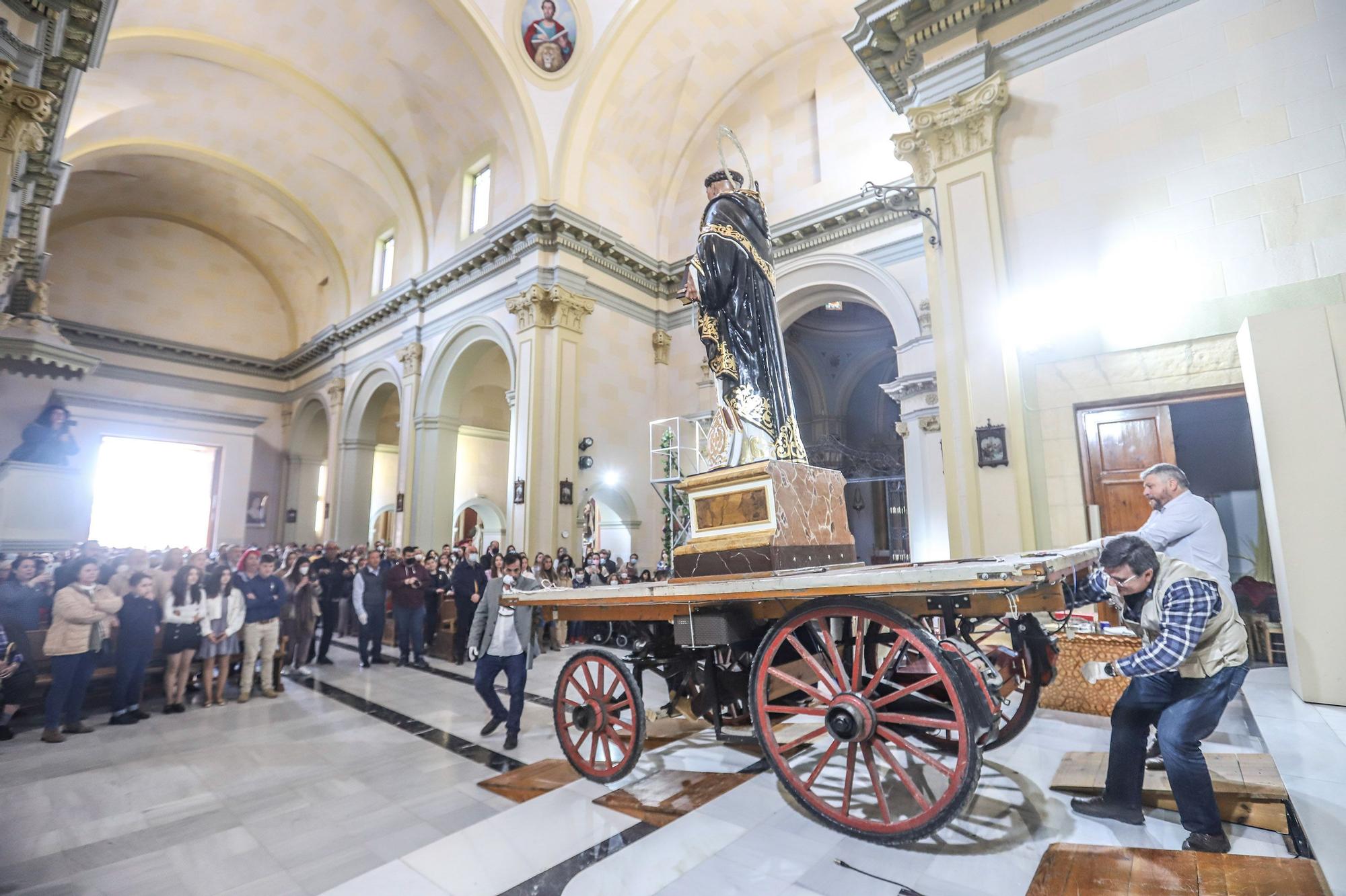 Tradicional bajada del Patrón en la Iglesia de San Vicente Ferrer