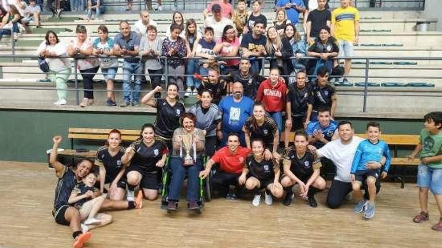 Las buenenses celebraron su título en la cancha. // G.N.