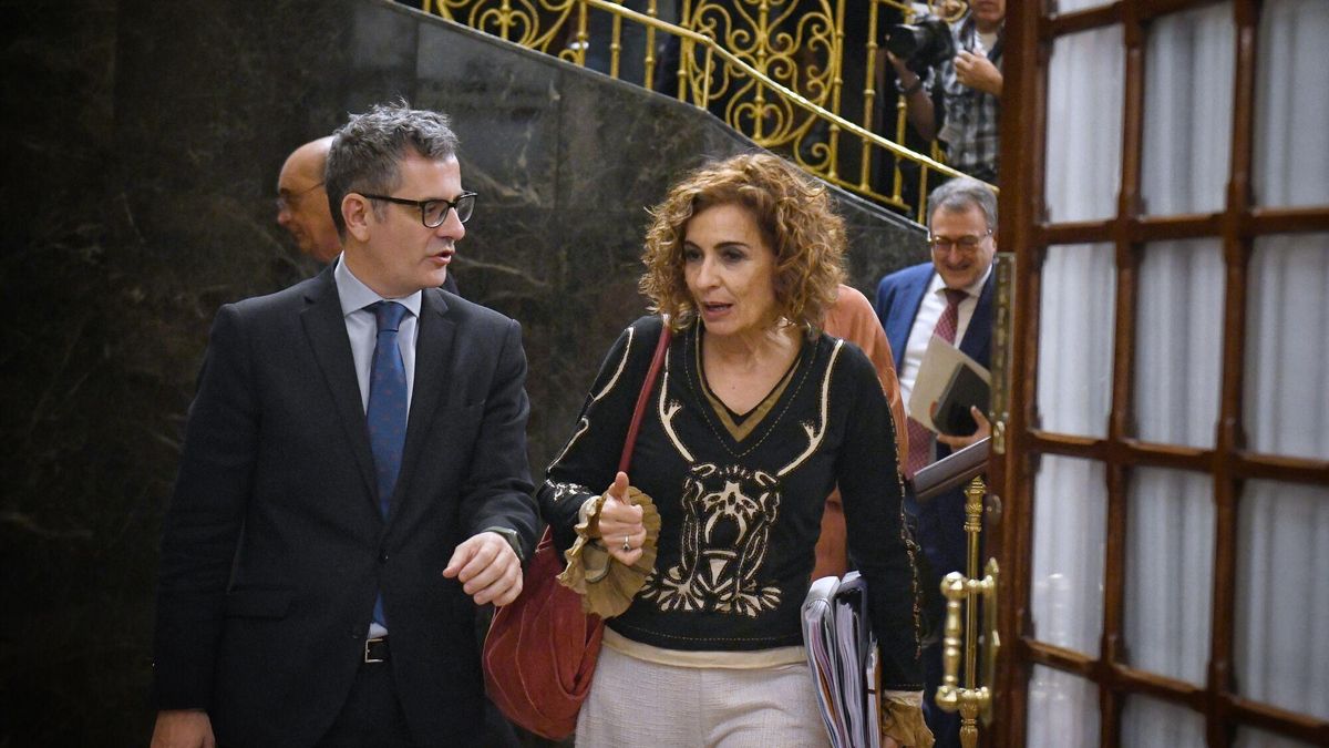 La vicepresidenta primera y ministra de Hacienda, María Jesús Montero, y el ministro de la Presidencia, Justicia y Relaciones con las Cortes, Félix Bolaños, durante un pleno en el Congreso de los Diputados, en diciembre.