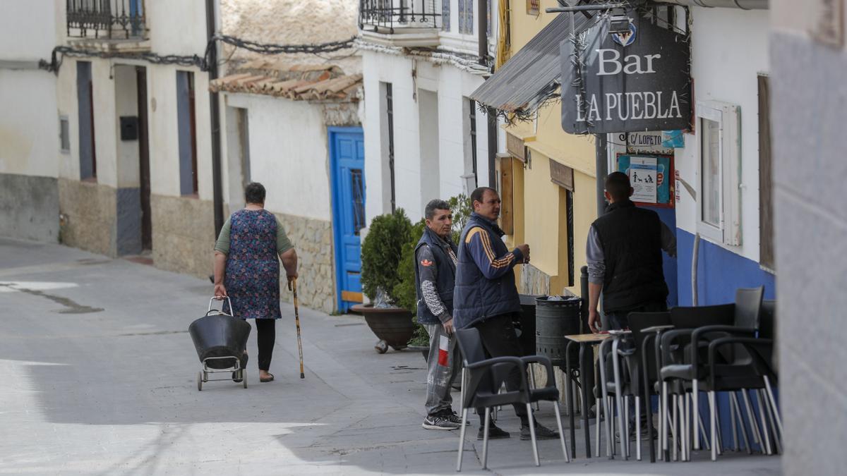 Los vecinos de Puebla de Arenoso retoman poco a poco la normalidad tras el incendio.