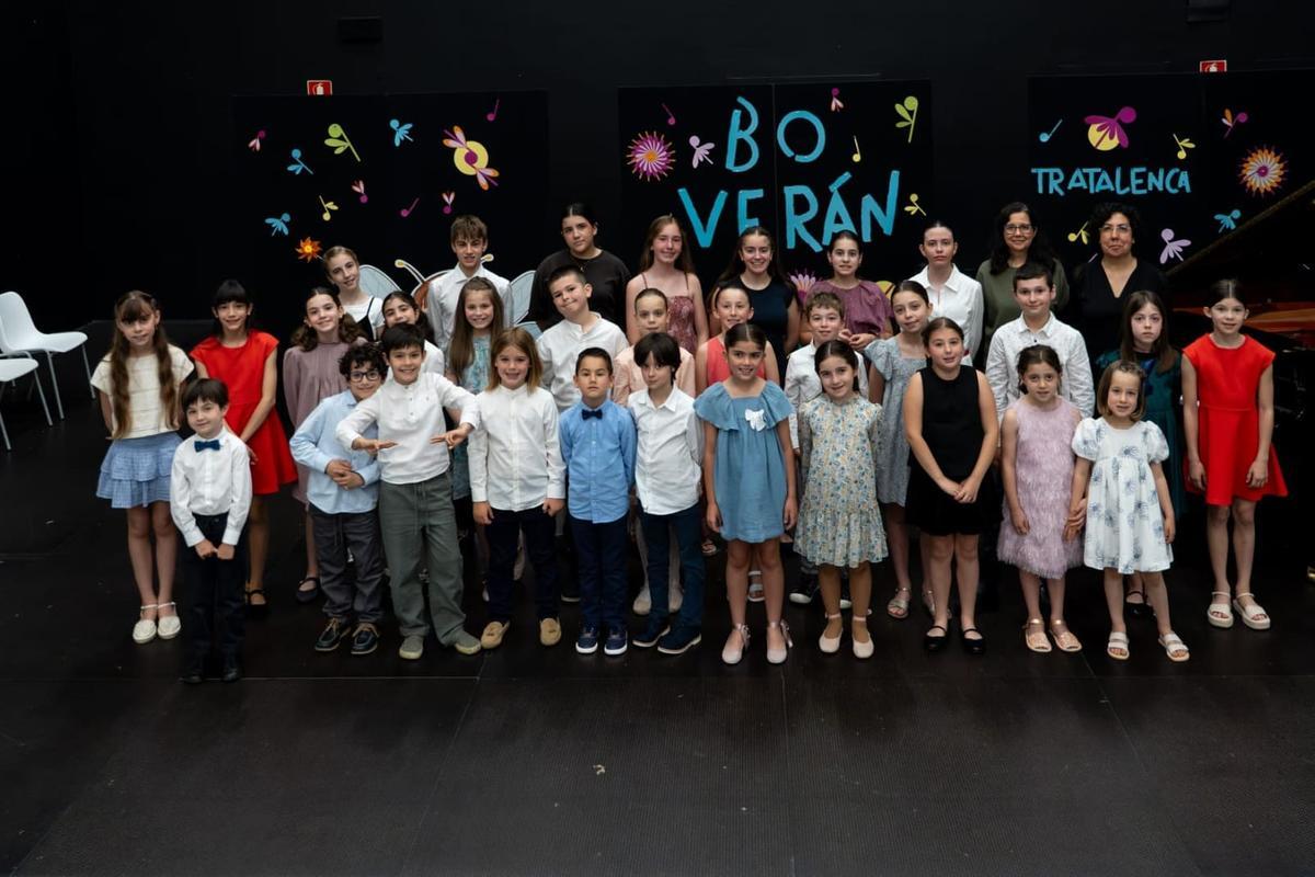 Alumnos del aula de música y aprendizaje compostelana Tratalenca que participaron en el tradicional ‘Concertiño de piano de fin de curso’.