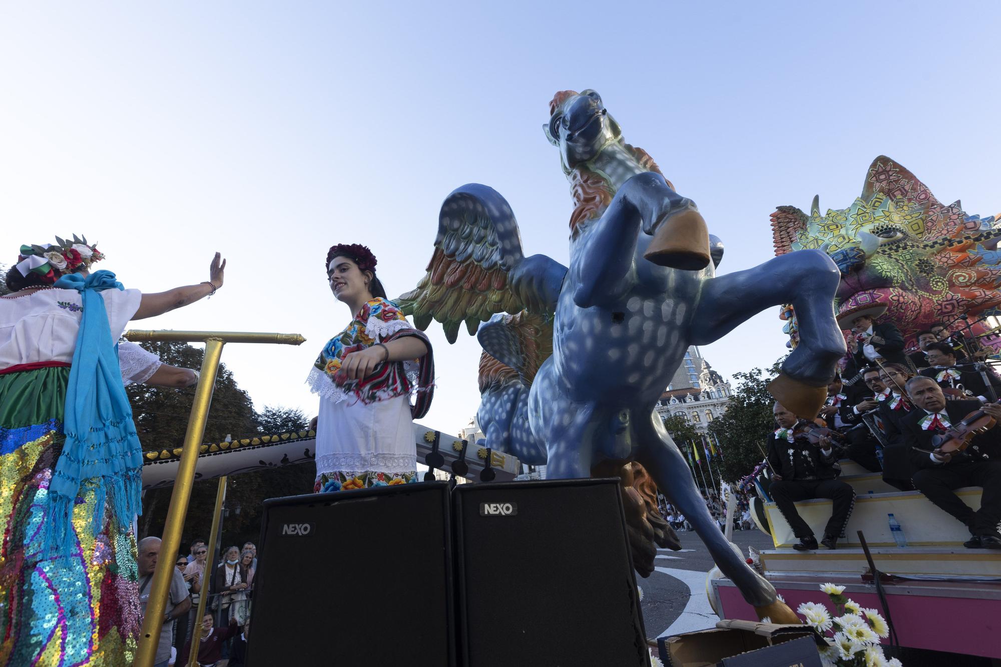 En Imágenes: El Desfile del Día de América llena las calles de Oviedo en una tarde veraniega