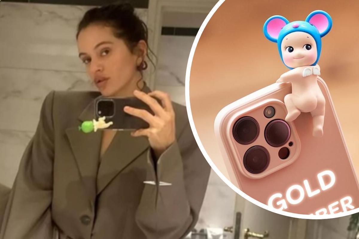 Rosalía luciendo un Sonny Angel en su móvil