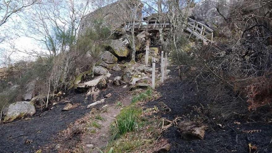 El mirador de Pedra Morcegueira, tras el incendio del pasado 20 de marzo en Meira. // G.N.