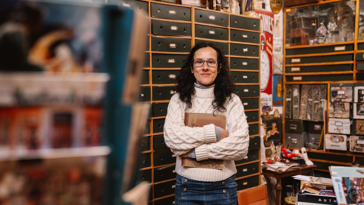 Belén Carrasco heredó de su padre el amor por las postales.