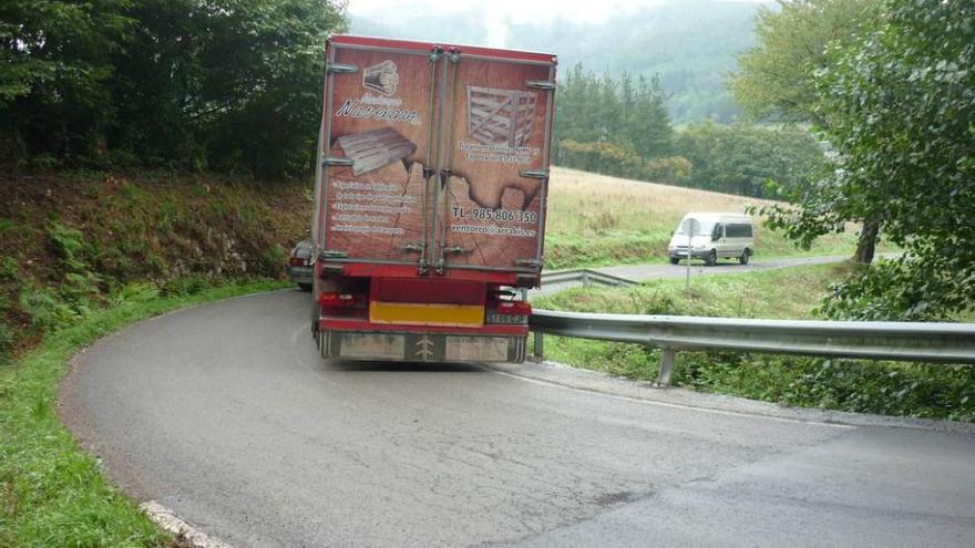 Un camión tomando una de las curvas antes de llegar a Naraval.