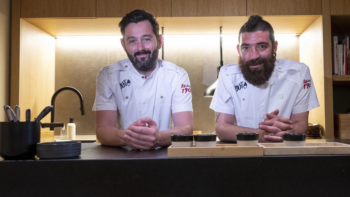 Manu Núñez y Carles Ramon, tras la nueva Mesa del Chef de Besta. Manu Núñez y Carles Ramon, tras la nueva Mesa del Chef de Besta.