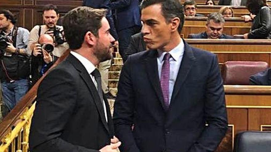 Antidio Fagúndez charla con Pedro Sánchez antes del inicio de la sesión de ayer.