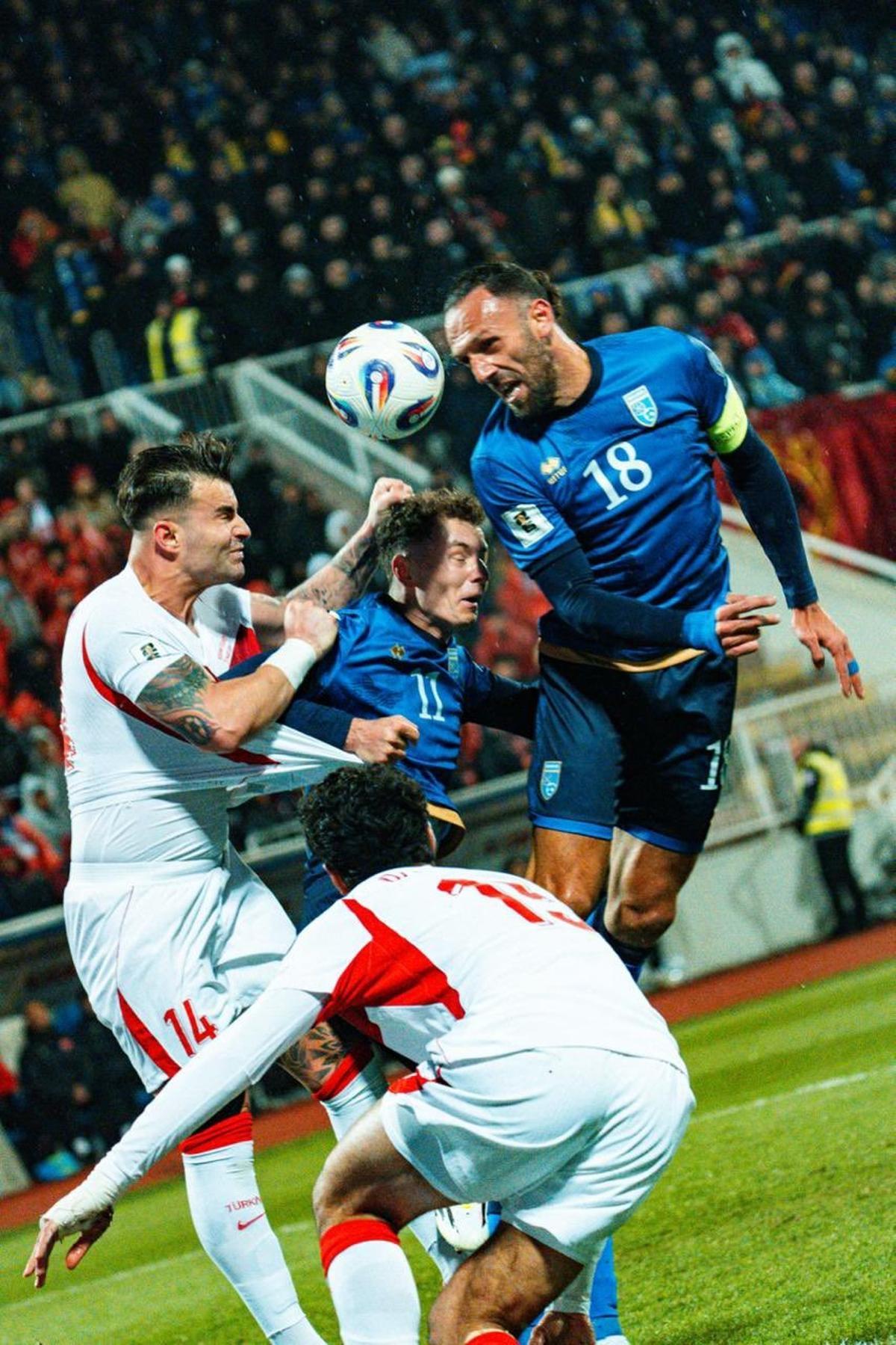 Muriqi, rematando un balón de cabeza durante el Kosovo-Turquía