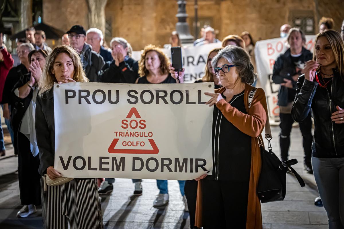 Una vecina del Poblenou, en una protesta contra el ruido en el llamado Triángulo Golfo.